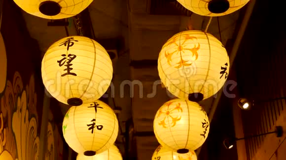 纸灯笼在街上闪闪发光美丽的纸灯笼在日本街道的狭窄通道上闪闪发光视频的预览图