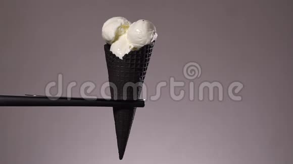 纸屑落在锥形香草冰淇淋上冰淇淋装饰视频的预览图