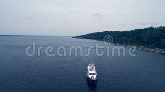 蓝水上旅游游艇的鸟瞰图乘船游览美丽的河流视频的预览图