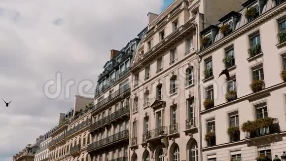 巴黎城市美丽的房屋立面视频的预览图