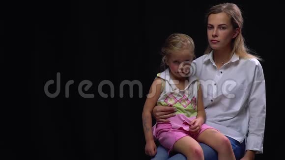 被虐待的女儿在愤怒的母亲腿上虐待儿童社会问题视频的预览图