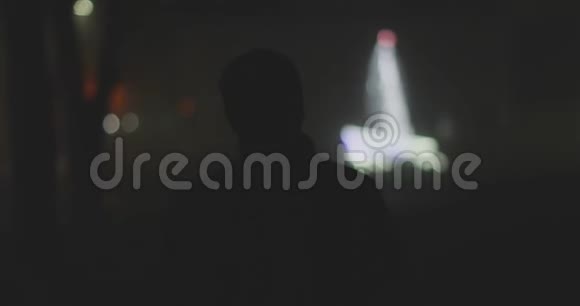 雾蒙蒙的城市里一个男人从背后的剪影视频的预览图