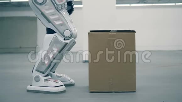 像人类一样的机器人正在举起一个盒子并携带它视频的预览图