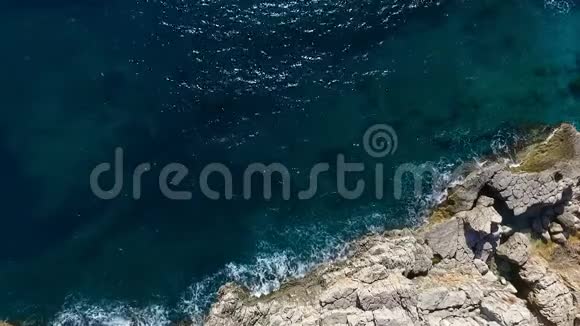 高空俯视图海浪冲刷石头视频的预览图