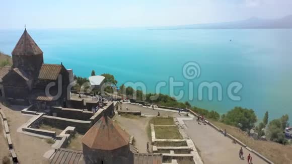 古老的塞瓦纳万克修道院和湖泊视频的预览图