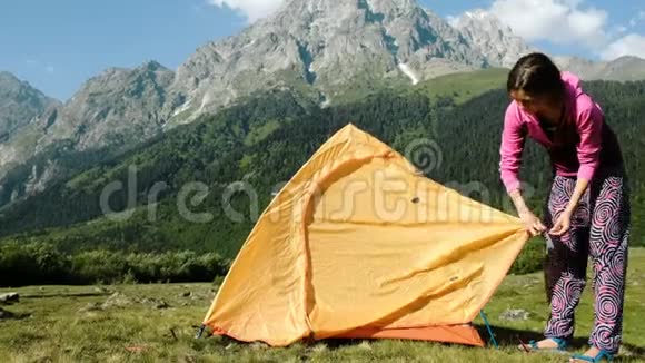 快乐的旅游女孩在山上搭帐篷放松视频的预览图
