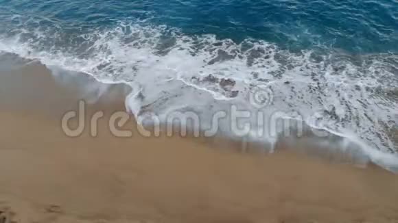 海岸线被海浪冲刷视频的预览图