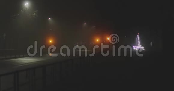 黄色闪烁的交通灯雾蒙蒙的夜晚视频的预览图