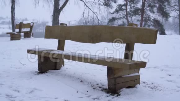 寒冷的冬天下雪公园里的长凳空了视频的预览图
