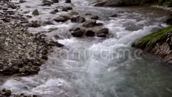 有岩石的高山河快速的山溪视频的预览图