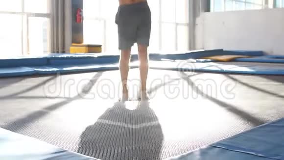 健身男子跳上小蹦床视频的预览图