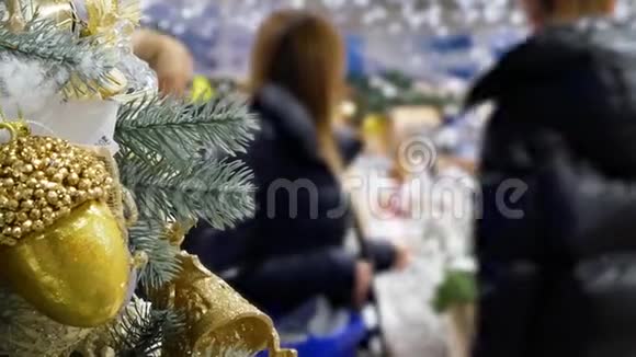 圣诞树和购物的人视频的预览图