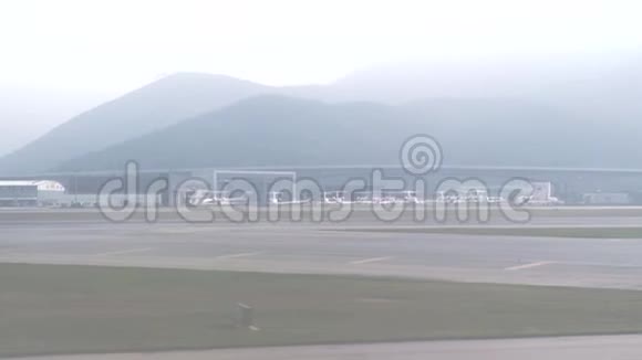 在机场候机楼起飞或降落飞机的跑道在飞行前从窗户上看到飞机在跑道上移动视频的预览图