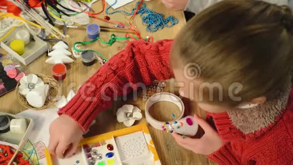 儿童为节日做装饰工艺品和玩具圣诞树等视频的预览图