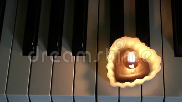 琴键上的蜡烛视频的预览图