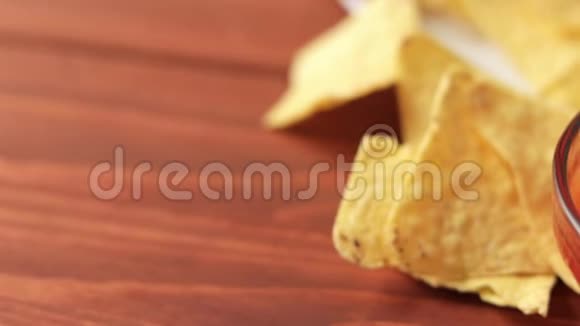 女用手蘸玉米饼片蘸酱淘拍视频的预览图