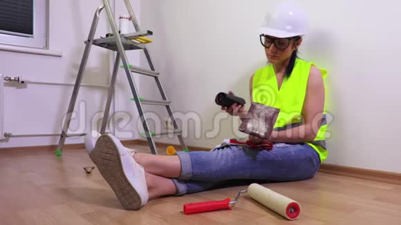 女建设者检查工具视频的预览图