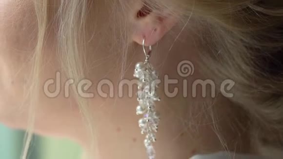 戴耳环的金发女孩视频的预览图