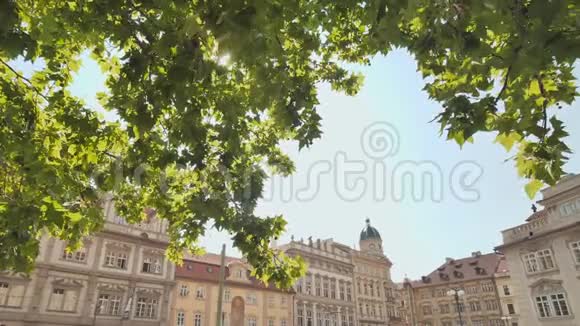 捷克布拉格2018年8月5日捷克布拉格的旧城和流行街一束阳光照到视频的预览图