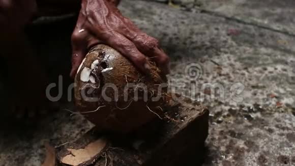 用刀剥皮椰子视频的预览图