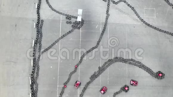 高空俯视卡丁车轨道由旧的黑色汽车轮胎汽车运动的概念媒体户外卡丁车赛道视频的预览图