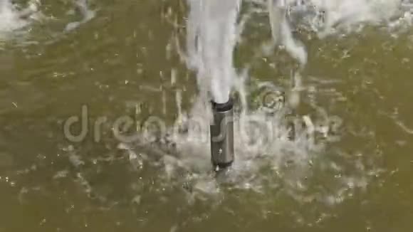 喷泉水射流倾斜缓慢运动视频的预览图