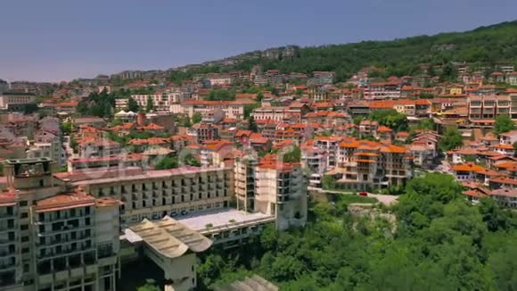保加利亚巴尔干地中海VelikoTarnovo山上的传统房屋鸟瞰图视频的预览图