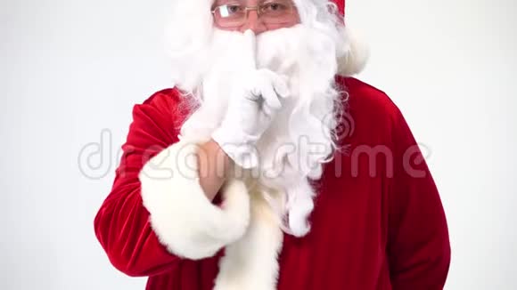 圣诞节圣诞老人在白色的背景上带着一个带蝴蝶结的红色盒子给它出席视频的预览图