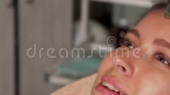 在美容院接受超声波面部护理的年轻女子视频的预览图
