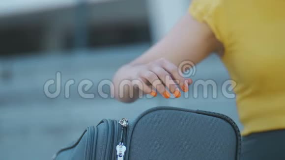 贴身亚洲商务女性睡在手提箱上视频的预览图