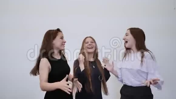 三个女生开心的拥抱在一起视频的预览图