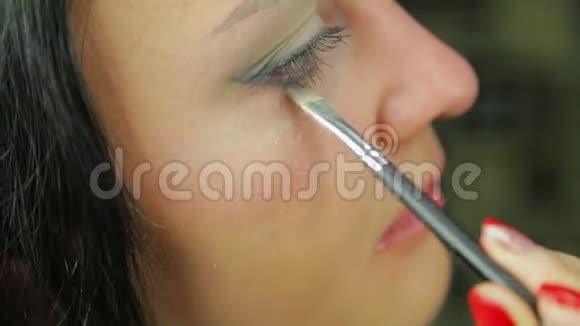 一个年轻的女人用刷子遮住眼睛概况视频的预览图