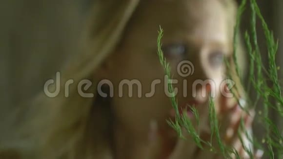 从植物转移到女人视频的预览图