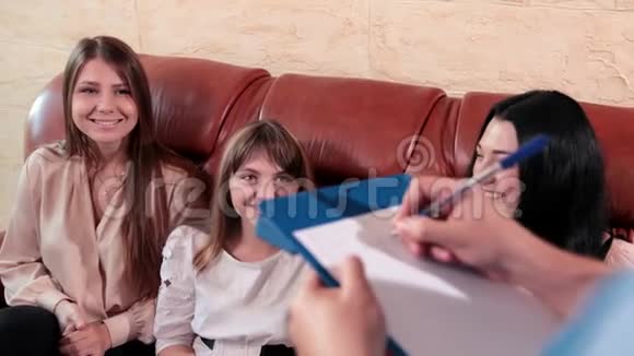 三个女孩坐在大厅的沙发上男医生咨询视频的预览图