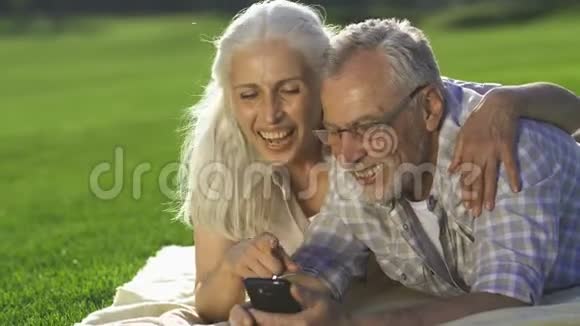 特写快乐老人享受现代设备视频的预览图