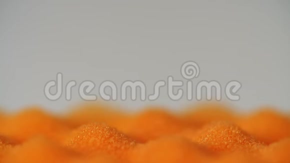 液体洗涤剂挤到海绵上视频的预览图