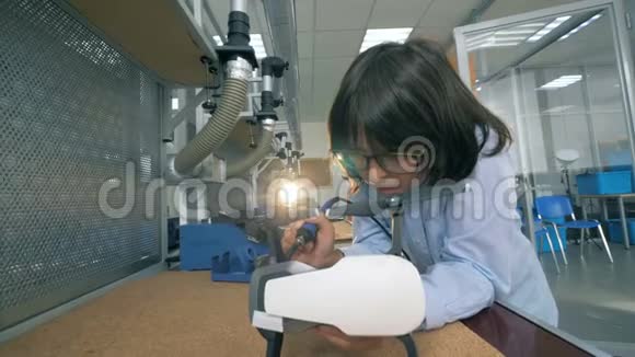 一个孩子在实验室修理无人机关门视频的预览图