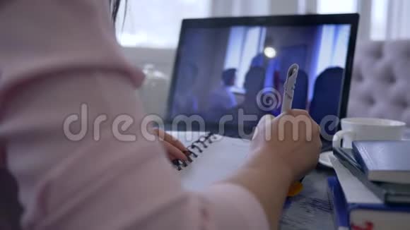在线教学女孩参加视频教育培训使用笔记本电脑进行远程工作讨论视频的预览图