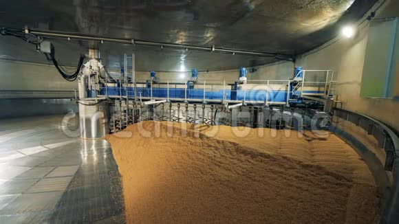 满是粮食的仓库麦芽加工设备在麦芽厂啤酒厂视频的预览图