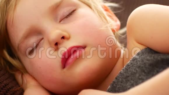 特写脸宝宝安静休息无杂音睡眠中的快乐视频的预览图