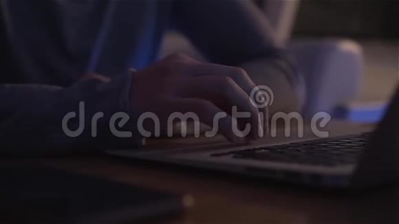 男手夜间工作笔记本电脑视频的预览图