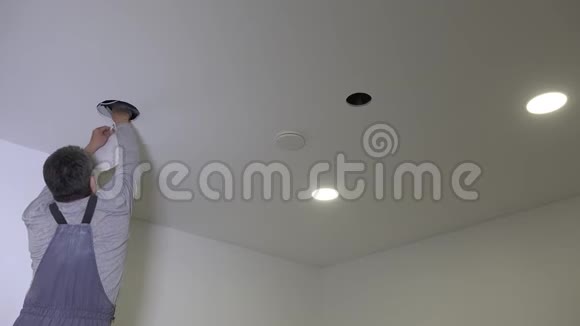 Handman将LED灯板连接到天花板上视频的预览图