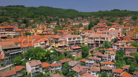 保加利亚巴尔干地中海的VelikoTarnovo山上传统房屋的鸟瞰图视频的预览图