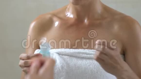 女用牙线在浴室的镜子前刷牙口腔卫生视频的预览图