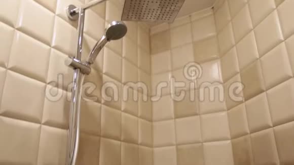 淋浴间用米黄色瓷砖铺设管道浴室内部视频的预览图