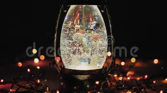 圣诞玻璃灯笼和带灯的花环视频的预览图