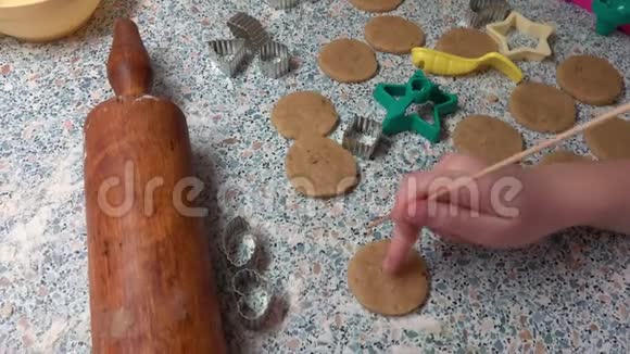 孩子们手和面团在桌子上放面粉烤圣诞饼干糖果视频的预览图