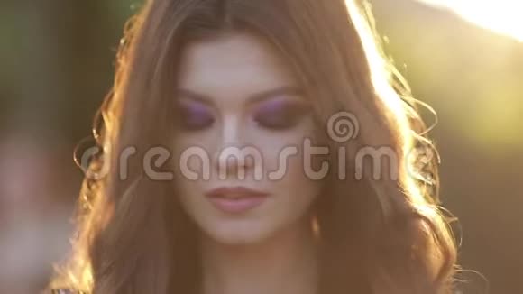 布吕内特模型有良好的化妆站在阳光下视频的预览图