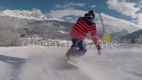 斜坡上的滑雪板视频的预览图