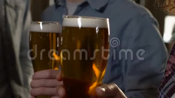 朋友端着啤酒杯庆祝聚会聊天聚会视频的预览图